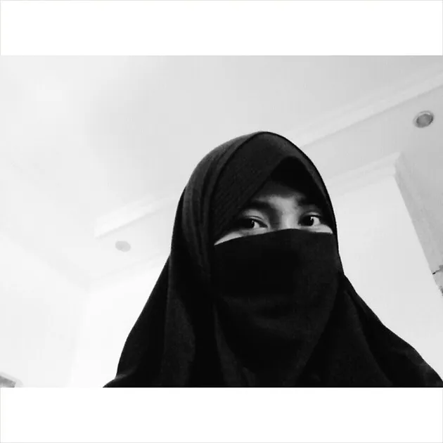 Rani Noerinsan - pembawa baki upacara penurunan bendera