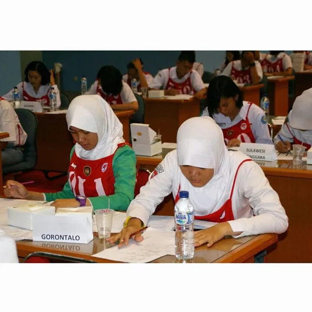 Rani Noerinsan - pembawa baki upacara penurunan bendera