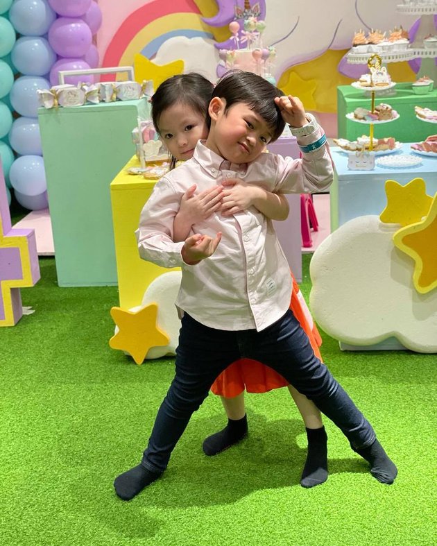 Photo of Raphael Moeis, Sandra Dewi's Son, at 'Boyfriend's' Birthday Party, Hugged Tight and Called Possessive 'Girlfriend'