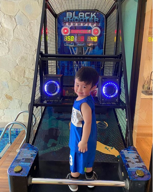 Photo of Raphael Moeis Playing Basketball Like Timezone at Home, Sandra Dewi's Sibling Curious About the Price