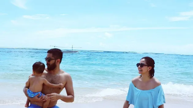 Revalina dan Keluarga Liburan di Bali