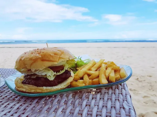 Revalina dan Keluarga Liburan di Bali