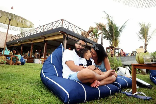 Revalina dan Keluarga Liburan di Bali