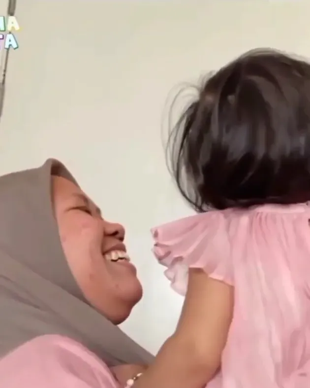 Foto Rayyanza Nangis Cemburu Lihat Babysiter-nya Gendong Anak Caca Tengker