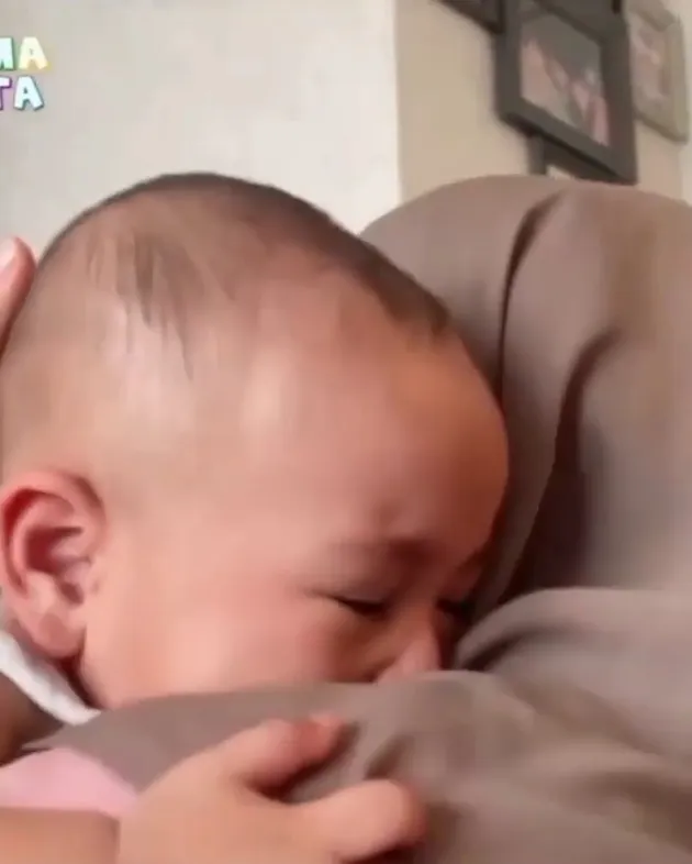 Foto Rayyanza Nangis Cemburu Lihat Babysiter-nya Gendong Anak Caca Tengker