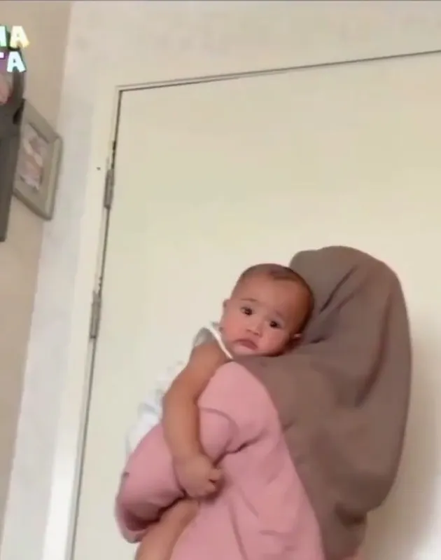 Foto Rayyanza Nangis Cemburu Lihat Babysiter-nya Gendong Anak Caca Tengker