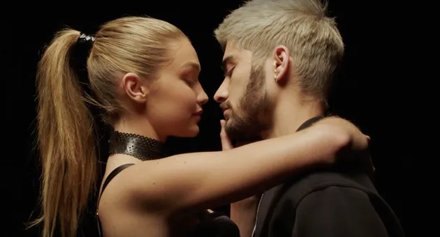 Zayn Malik dan Gigi Hadid adalah pasangan selebritis di daftar pertama yang bertemu dalam klip musik. Yap, Gigi Hadid menjadi model untuk video terbaru Zayn Malik yang berjudul 'Pillowtalk'.
