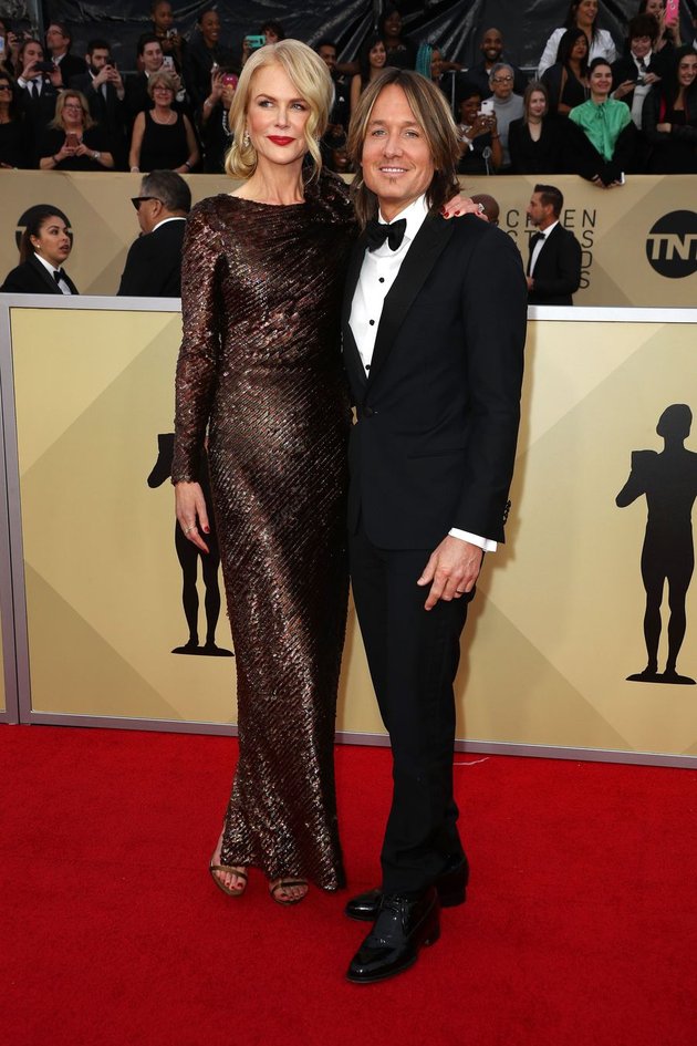 Nicole Kidman dan suaminya, Keith Urban kembali menjadi sorotan saat menghadiri SAG Awards 2018. Mereka terlihat begitu serasi dan sempurna di atas red carpet.