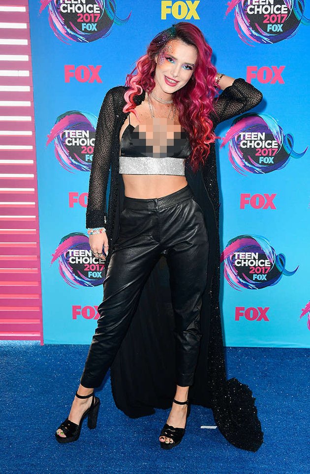 Seperti inilah gaya Bella Thorne saat menghadiri Teen Choice Awards 2017 kemarin. Tampil berani, ia pun berdandan seksi dan muncul dengan gaya rambut dan makeup yang sangat mencolok.
