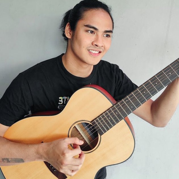 Photo of Renaga Tahier, Ferdy Element's Son Who is Also a Young Musician, Long-haired and Tattooed Making Him Even More Macho