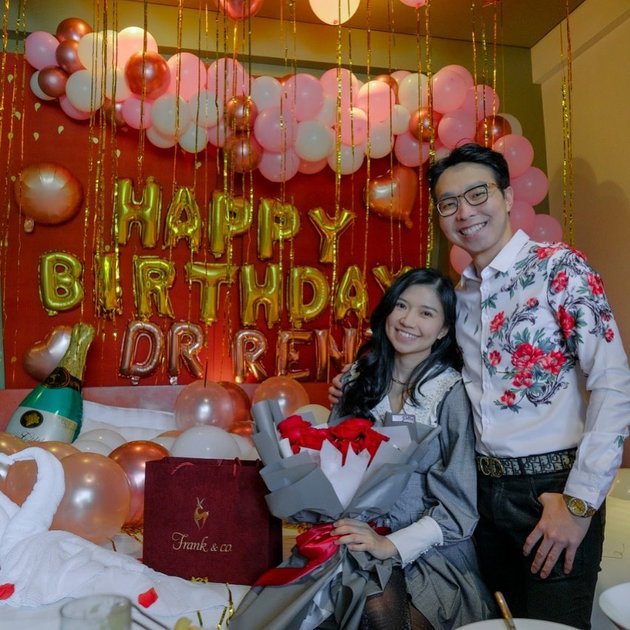 Foto bahagia dr. Richard Lee dan sang istri. Ini adalah saat suami memberikan kejutan ulang tahun buat sang istri tercinta.
