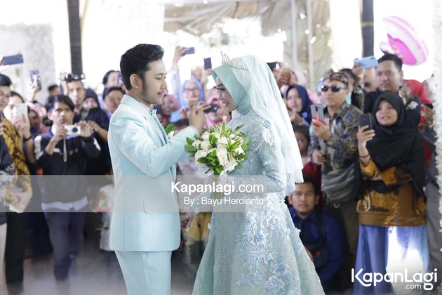  Foto Resepsi Ega Noviantika dan Rafly Berlutut Cium 