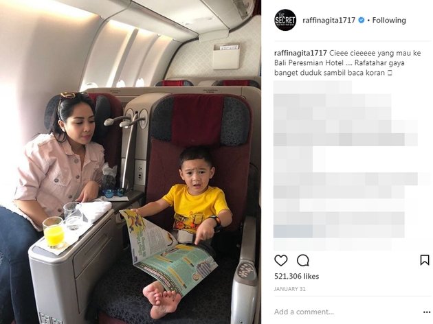 Naik penerbangan kelas utama, Nagita Slavina dan Rafathar Malik Ahmad menuju ke Bali untuk meresmikan hotel yang sebagian sahamnya adalah milik Rieta Amilia, ibunda Nagita.