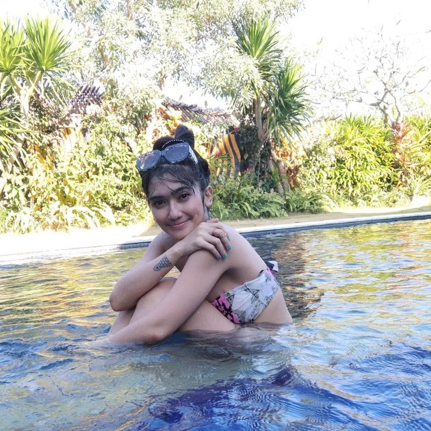 Revi berkali-kali mengunggah fotonya saat berenang menggunakan bikini.