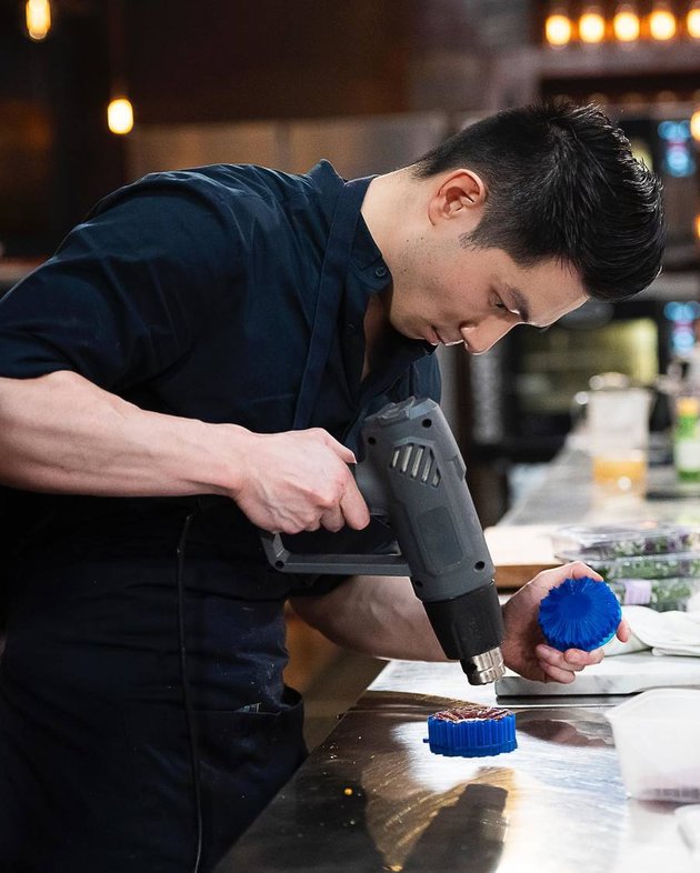 Photo of Reynold Poernomo Fails to Become the Winner in the Grand Final of 'Dessert Masters Australia', Chef Arnold is Always Proud of His Brother