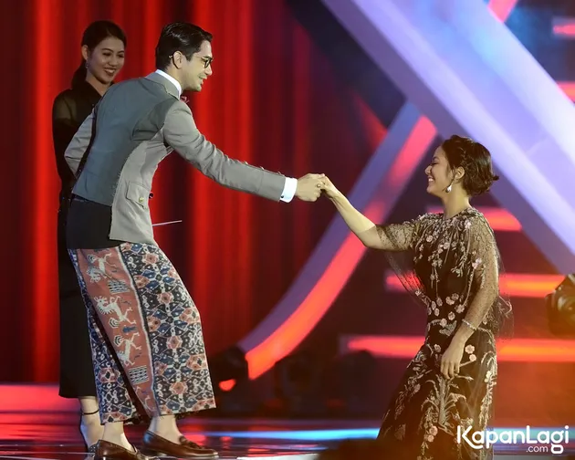 FOTO: Reza Rahadian Perlakukan Tara Basro Bak Princess di ...