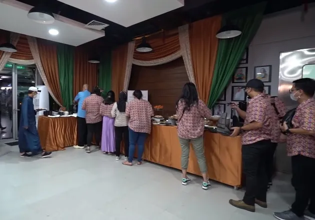 rieta amilia traktir karyawan rans entertainment