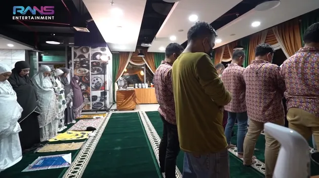 rieta amilia traktir karyawan rans entertainment