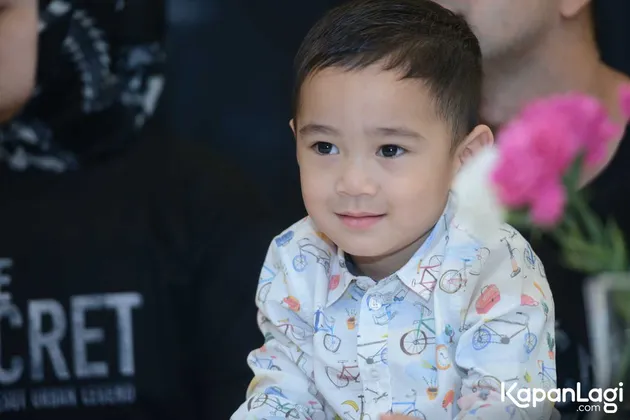 FOTO RILIS NOVEL, MANISNYA RAFFI & GIGI KOMPAK CIUM PIPI 