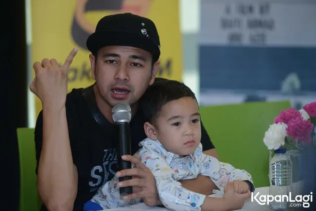 FOTO Rilis Novel, Manisnya Raffi & Gigi Kompak Cium Pipi Rafathar