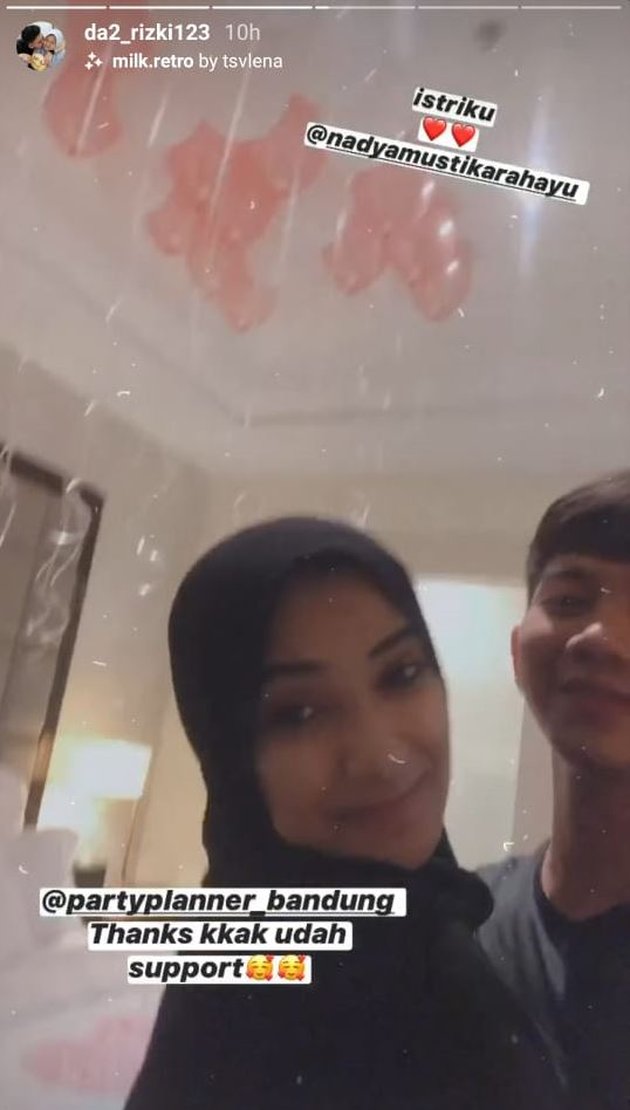 Setelah kabar pernikahannya membuat heboh penggemar, Rizki mengunggah video-video bersama sang istri di Insta Story pada Jumat malam (17/7/2020).