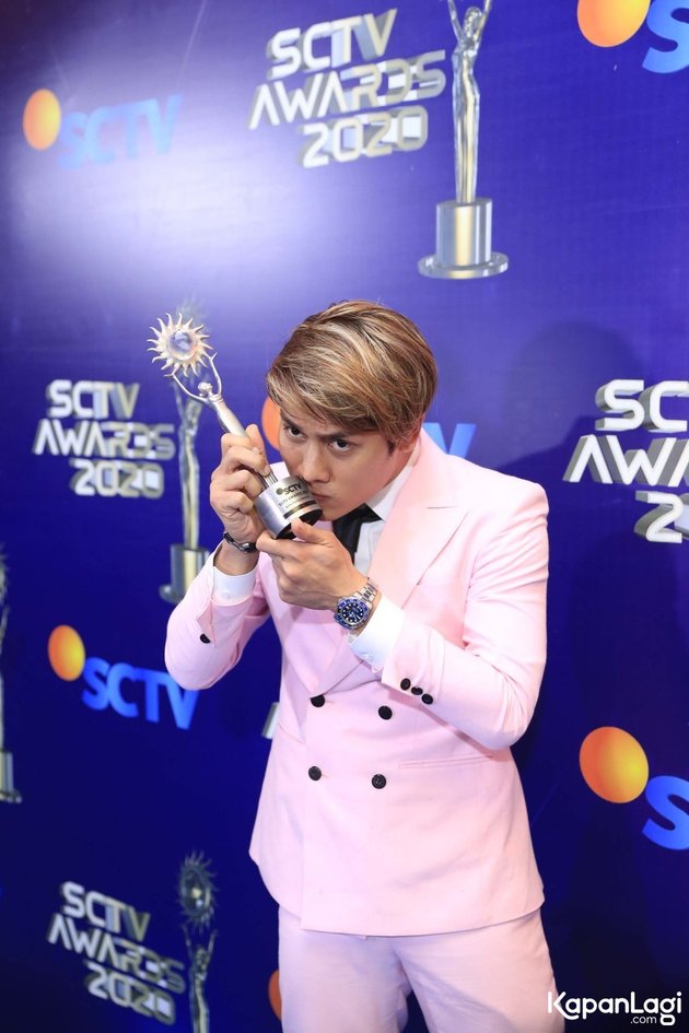Rizky Billar Kisses His First Career Award, Full of Smiles and Happiness