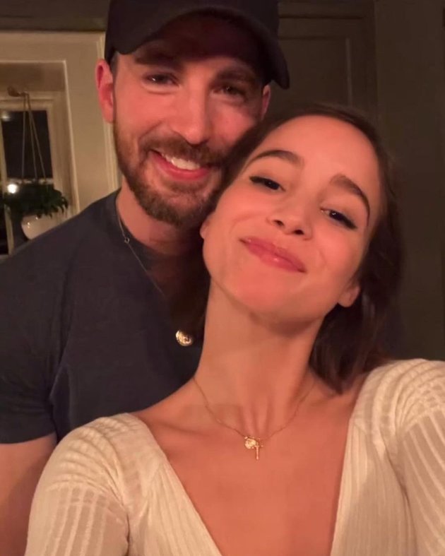 Selama ini Chris Evans dirumorkan dengan banyak wanita tapi tak pernah ada konfirmasi. Bersama Alba Baptista, Chris Evans akhirnya benar-benar go public!