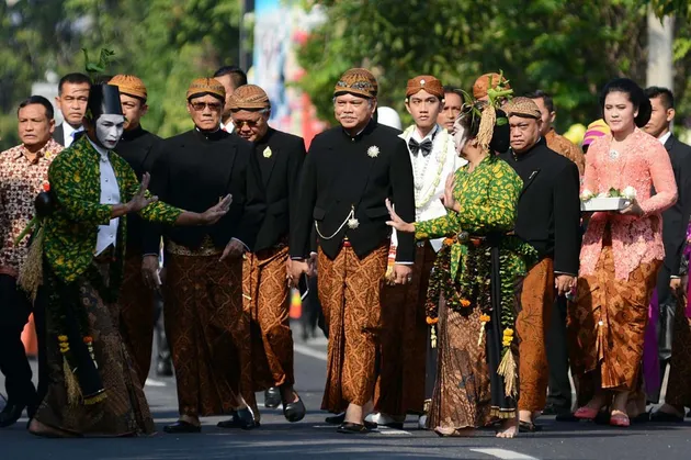 FOTO ROMANTIS GIBRAN-SELVI NAIK KERETA KUDA SEBAGAI SUAMI 