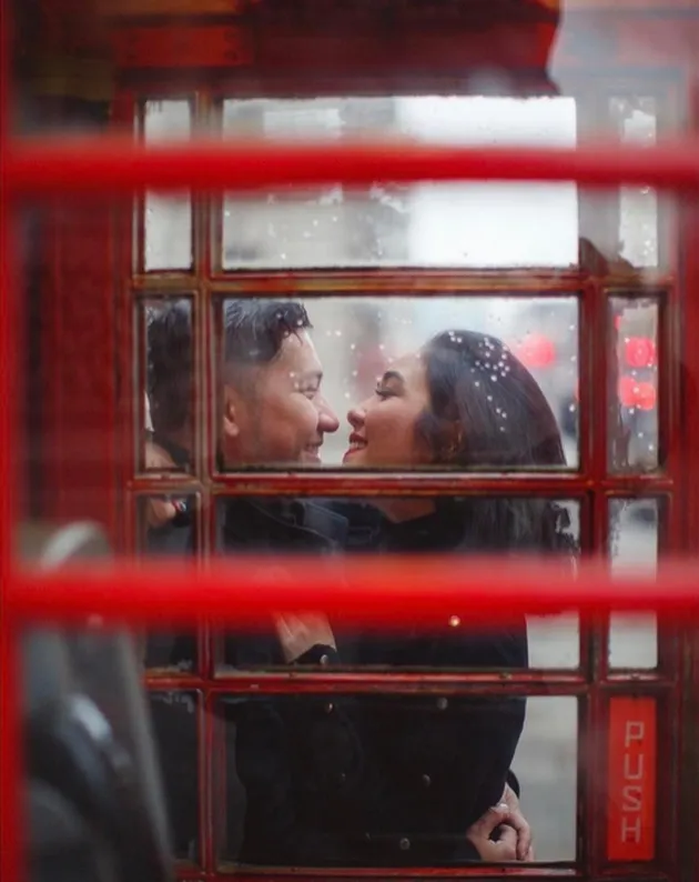 Kemesraan Gading & Gisel di London