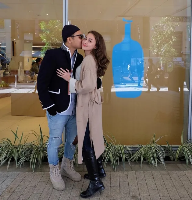 Rianti Cartwright dan suami liburan ke Jepang