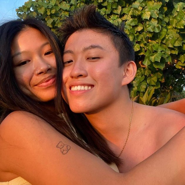 Romantic Photos of Rich Brian with his Beautiful Girlfriend, One Frequency and Carrying Each Other