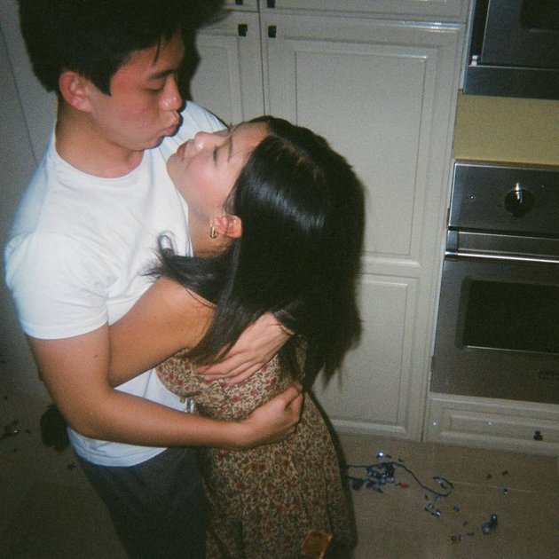 Romantic Photos of Rich Brian with his Beautiful Girlfriend, One Frequency and Carrying Each Other