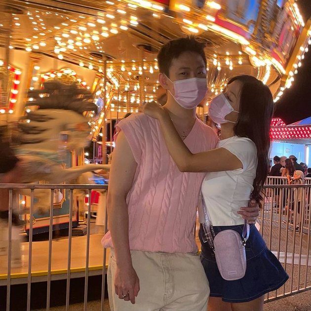 Romantic Photos of Rich Brian with his Beautiful Girlfriend, One Frequency and Carrying Each Other