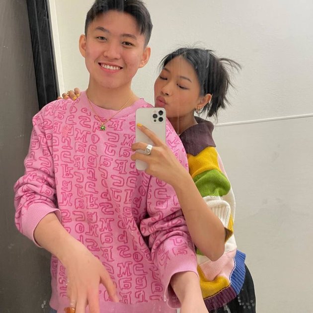 Romantic Photos of Rich Brian with his Beautiful Girlfriend, One Frequency and Carrying Each Other