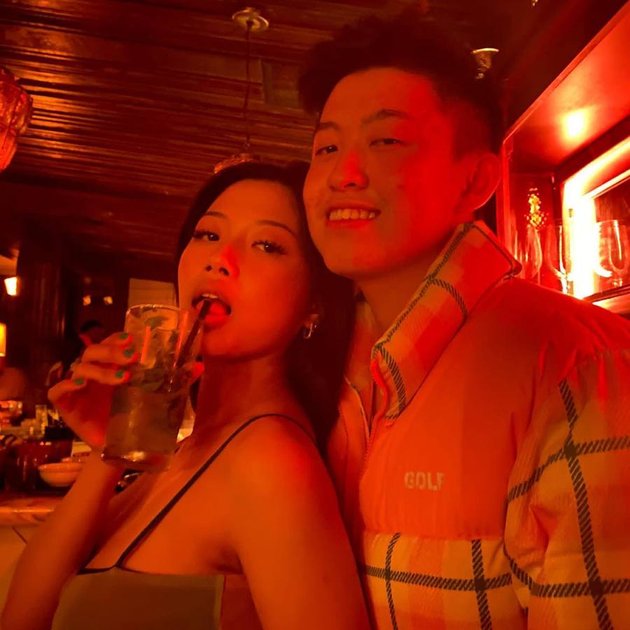 Romantic Photos of Rich Brian with his Beautiful Girlfriend, One Frequency and Carrying Each Other