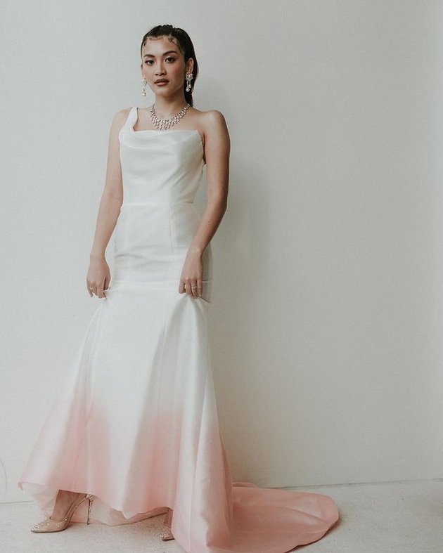 Sementara Canti memilih dress berwarna putih yang berhias nuansa pink di bagian bawahnya. Simpel namun elegan.