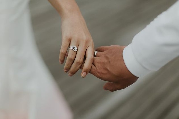 Romantic Photos of Adipati Dolken - Canti Tachril's Wedding Reception, Wife Immediately Protective!