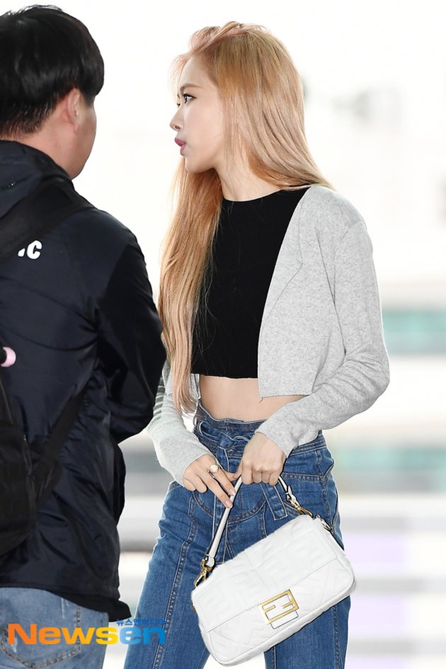 FOTO: Rose BLACKPINK Pakai Crop Top Pamerkan Pinggang 