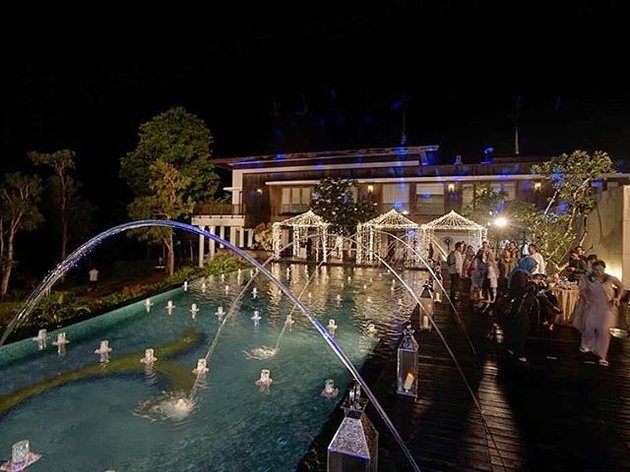 PHOTO of Haji Isam's Luxurious House, a Wealthy Entrepreneur from Kalimantan in Batulicin, Complete with a Large Swimming Pool
