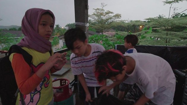 Photos of Halilintar Family's Isolation House in Malaysia Flooded, Father Recites Call to Prayer on Balcony