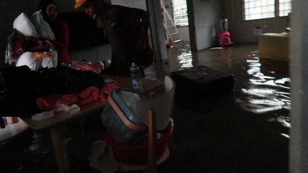 Photos of Halilintar Family's Isolation House in Malaysia Flooded, Father Recites Call to Prayer on Balcony