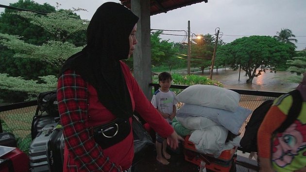 Photos of Halilintar Family's Isolation House in Malaysia Flooded, Father Recites Call to Prayer on Balcony