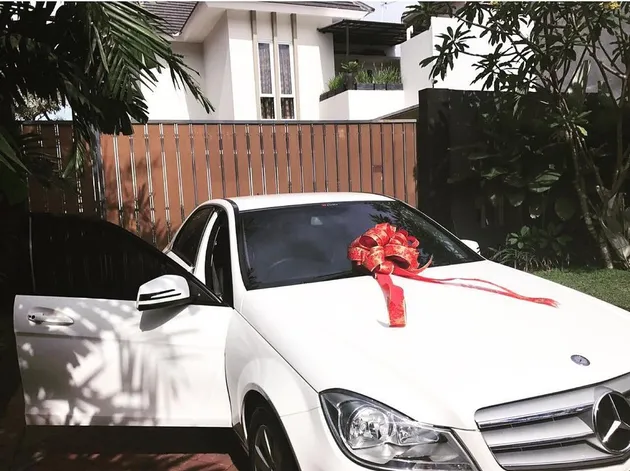 Bagian depan rumah Ratu Felisha. Nah ini adalah mobil baru Ratu yang merupakan kado ultah yang tertunda dari sang suami.