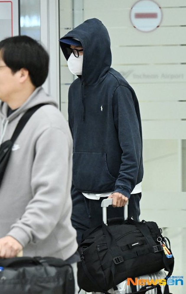 Photos of Ryu Jun Yeol at the Airport Returning from Hawaii Without Han So Hee, Netizens: Where is His Girlfriend?