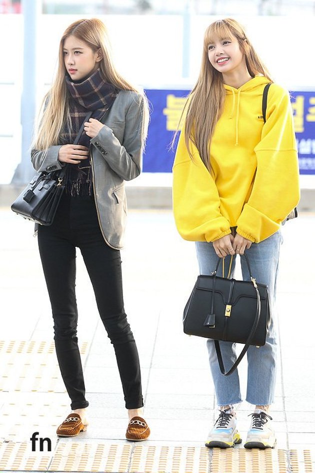 Rose dan Lisa saat berada di Bandara Internasional Incheon pada Minggu sore (18/11/2018). Dua member termuda BLACKPINK ini punya gaya berbeda.