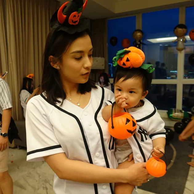 Chelsea Olivia - Nastusha kembaran baju