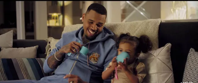 Penuh sensasi dan kontroversi. Dua kata itulah yang mampu menggambarkan sosok Chris Brown di dunia hiburan internasional.