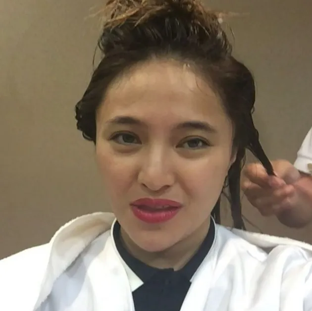 Marshanda pakai lipstik merah