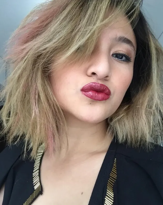 Marshanda pakai lipstik merah