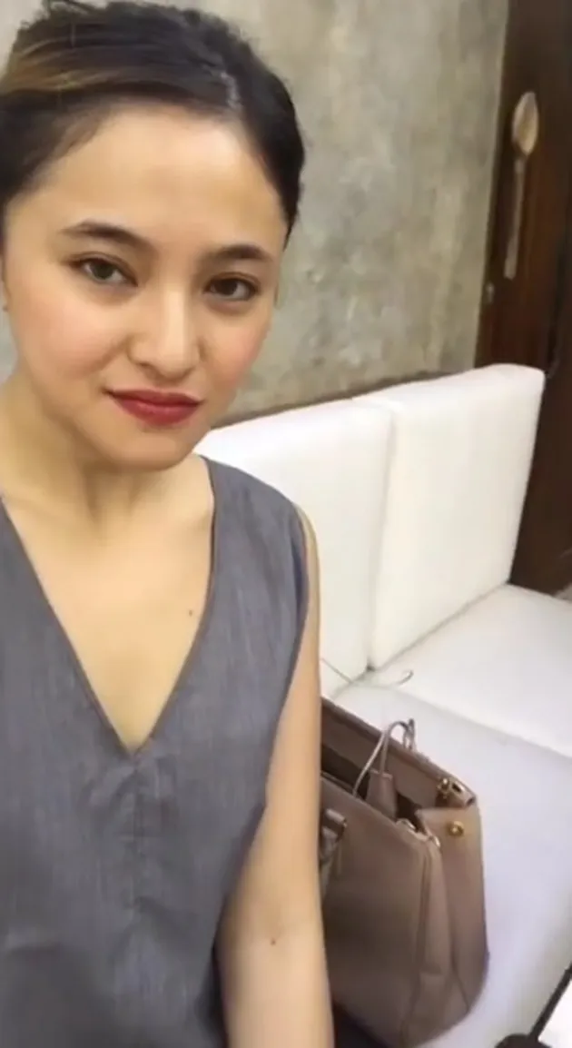 Marshanda pakai lipstik merah